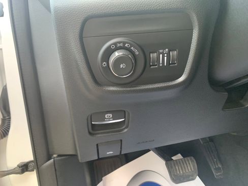 Used 2024 Jeep Grand Cherokee Limited image 14