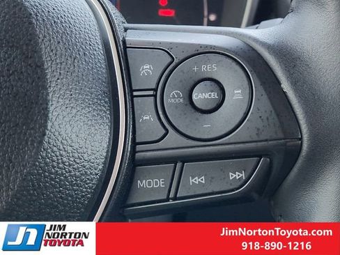 Used 2025 Toyota Corolla Cross XLE image 30