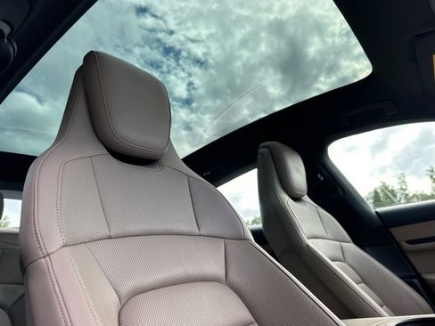 Used 2022 Porsche Taycan image 16