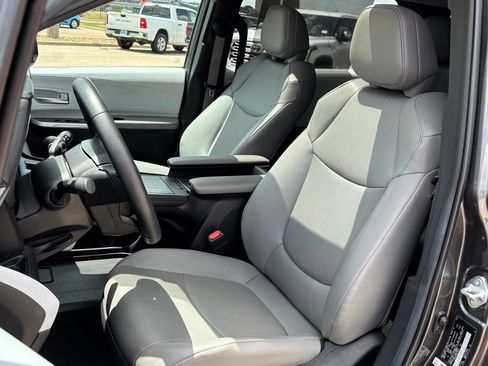 Used 2025 Toyota Sienna XLE FWD image 13