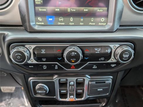 Used 2021 Jeep Gladiator Willys image 20