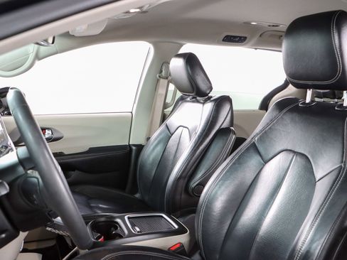 Used 2022 Chrysler Pacifica Touring-L image 23