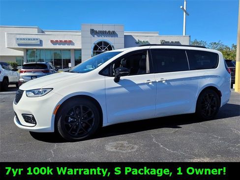 Used 2024 Chrysler Pacifica Limited w/ S Appearance Package image 3