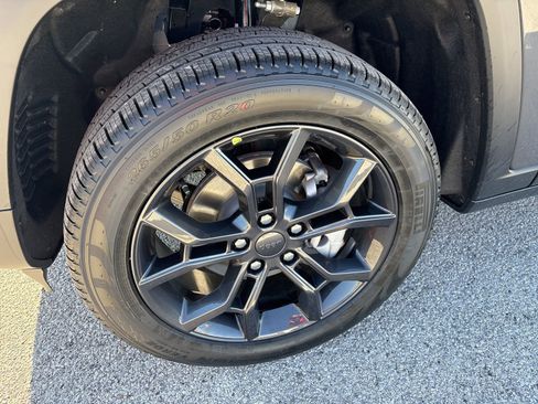 New 2025 Jeep Grand Cherokee Limited w/ Trailer Tow Package image 23