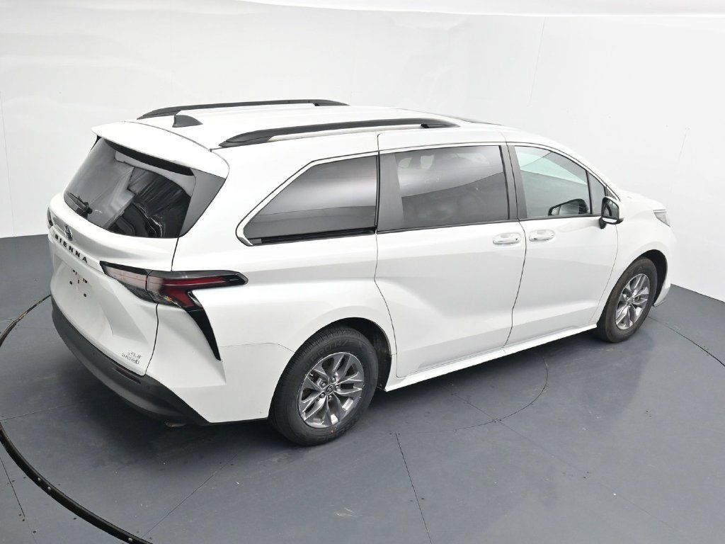 Used 2024 Toyota Sienna XLE FWD image 16