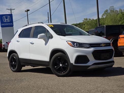 Used 2019 Chevrolet Trax LT w/ LT Convenience Package FWD image 2