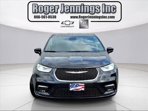 Used 2024 Chrysler Pacifica Touring-L image 7