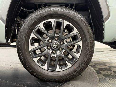 Used 2025 Toyota Tundra Limited AWD/4WD image 12