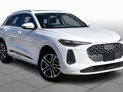 Certified 2025 Audi Q5 Premium w/ Convenience Package image 2