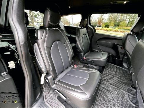 Used 2025 Chrysler Pacifica Select image 25