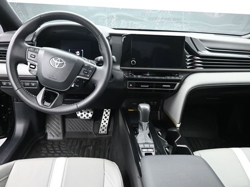 Used 2025 Toyota Camry SE image 10