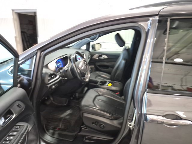 Used 2020 Chrysler Pacifica Touring-L AWD/4WD image 9