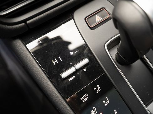 Certified 2025 Porsche Macan image 25