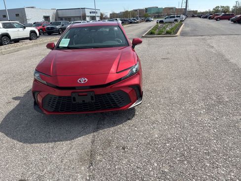 Used 2025 Toyota Camry SE image 9