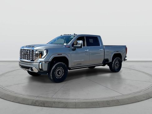 Used 2024 GMC Sierra 3500 Denali w/ Technology Package AWD/4WD image 4