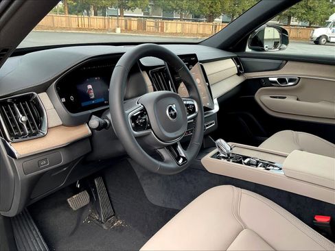 New 2026 Volvo XC90 B5 Plus w/ Protection Package Premier AWD/4WD image 8