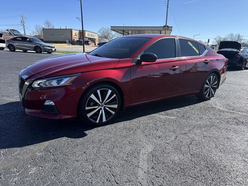 Used 2020 Nissan Altima 2.5 SR w/ Premium Package FWD image 2