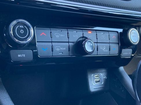 Used 2025 Jeep Compass Trailhawk image 24