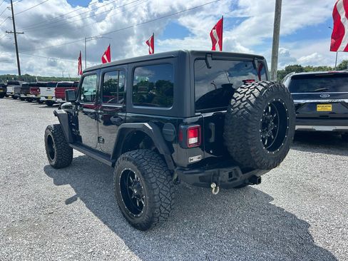 Used 2019 Jeep Wrangler Unlimited Sahara AWD/4WD image 18