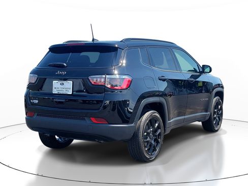 Used 2025 Jeep Compass Latitude w/ Altitude Special Edition AWD/4WD image 4