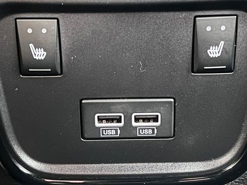 Used 2023 Chrysler 300 C RWD image 35