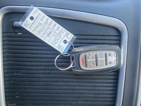 Used 2024 Chrysler Pacifica Touring-L FWD image 24