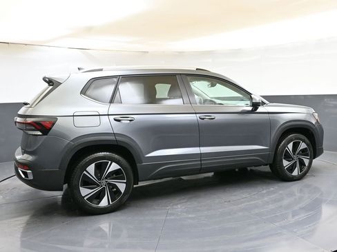 Used 2025 Volkswagen Taos SE w/ Panoramic Sunroof Package AWD/4WD image 6