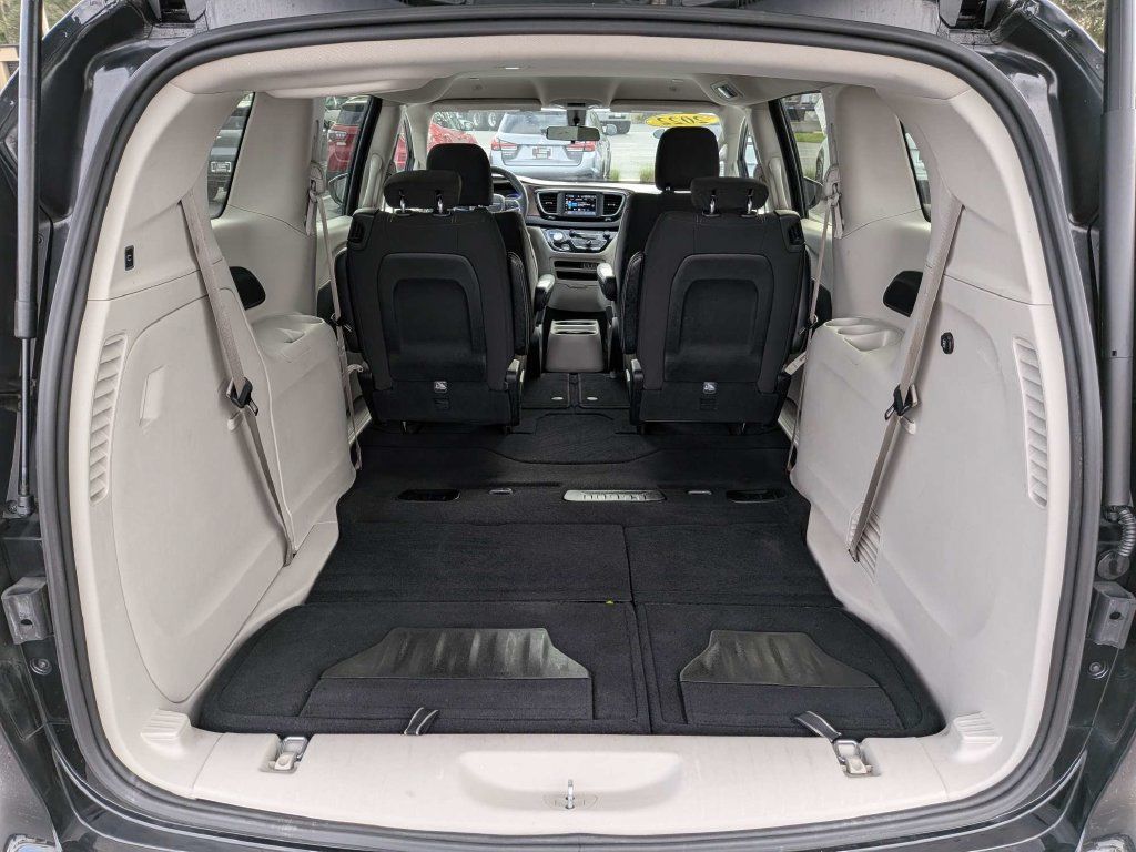Used 2022 Chrysler Voyager LX FWD image 13