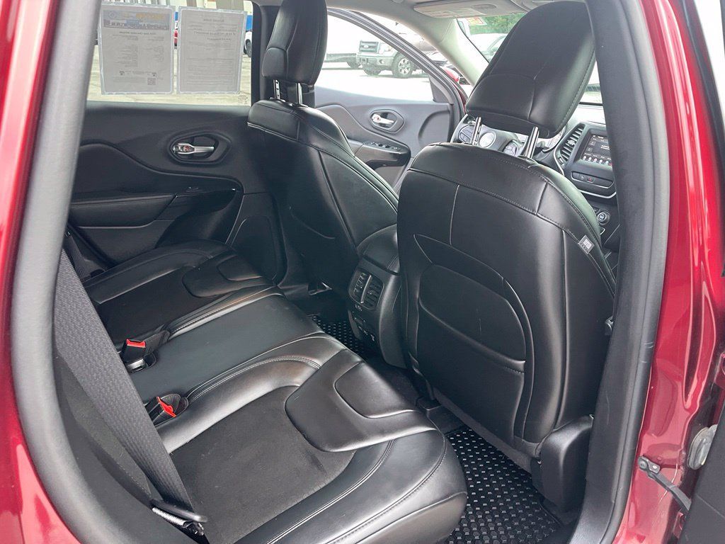 Used 2019 Jeep Cherokee Latitude Plus AWD/4WD image 17