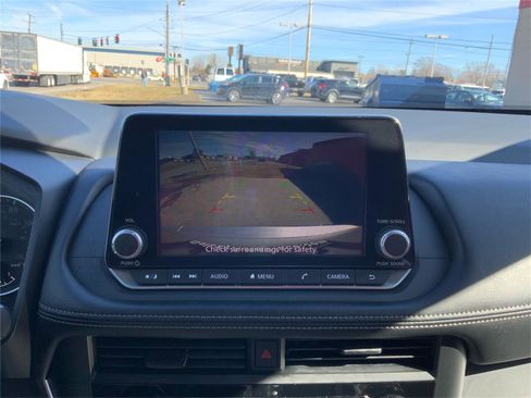 Used 2024 Nissan Rogue S image 31