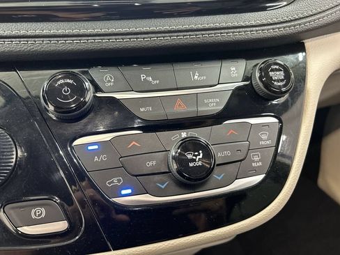 Used 2023 Chrysler Pacifica Touring-L AWD/4WD image 16