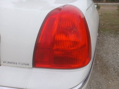 Used 2003 Lincoln Town Car Signature image 39