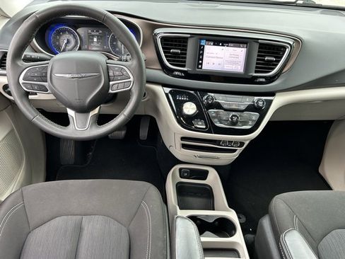 Used 2022 Chrysler Voyager LX image 12
