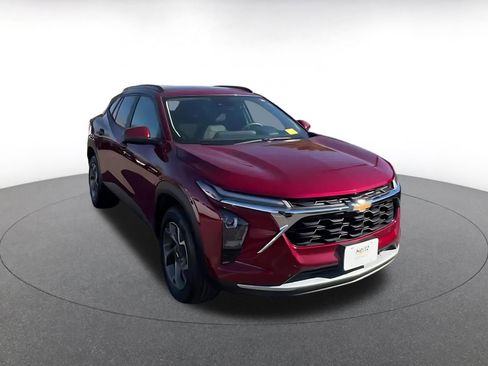 Used 2025 Chevrolet Trax LT FWD image 3