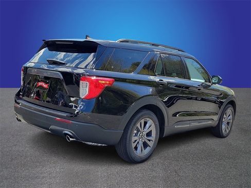 New 2024 Ford Explorer XLT w/ Equipment Group 202A image 3