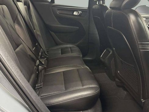 Used 2021 Volvo XC40 T4 Momentum FWD image 8
