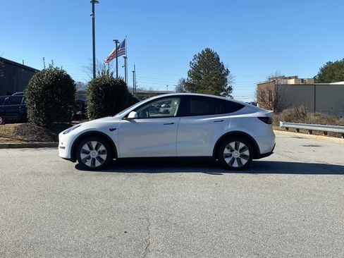 Used 2023 Tesla Model Y Long Range image 14