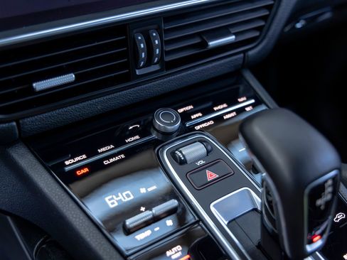 Certified 2021 Porsche Cayenne AWD/4WD image 40