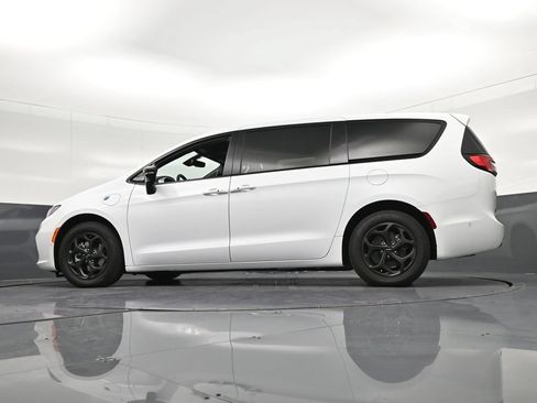 Used 2024 Chrysler Pacifica Limited FWD image 36