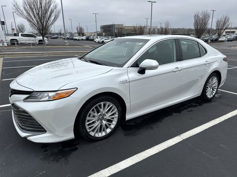 Used 2020 Toyota Camry XLE image 5
