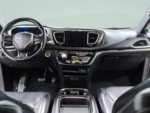 Used 2020 Chrysler Pacifica Touring-L AWD/4WD image 9