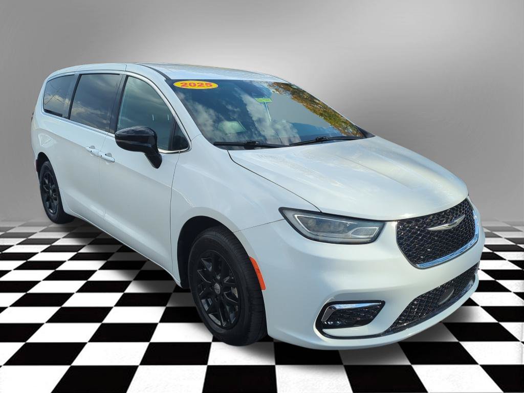 Used 2025 Chrysler Pacifica Select FWD image 10