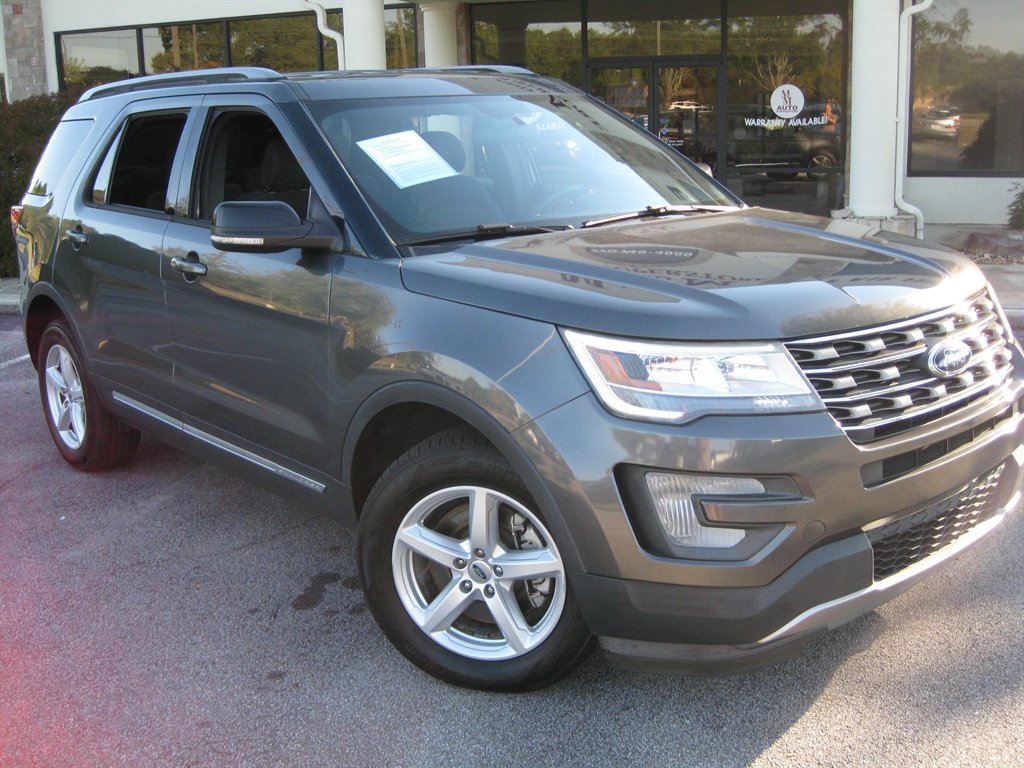 Used 2017 Ford Explorer XLT AWD/4WD image 2