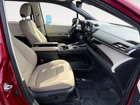 Used 2022 Toyota Sienna XLE w/ XLE Plus Package image 18