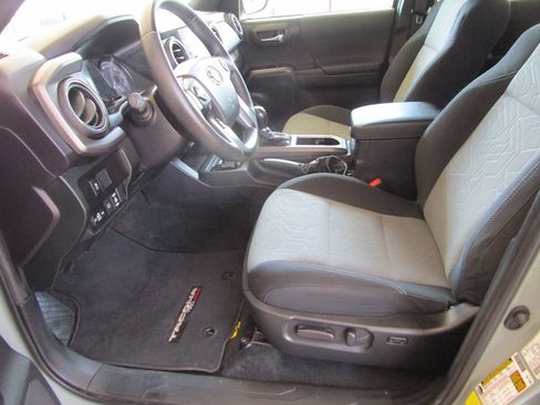 Used 2022 Toyota Tacoma TRD Off-Road AWD/4WD image 29
