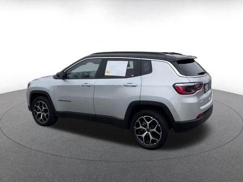 Used 2025 Jeep Compass Limited image 10