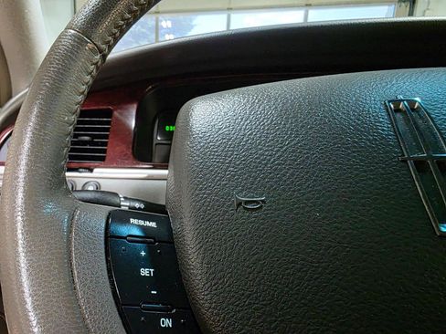 Used 2005 Lincoln Town Car Signature RWD image 26