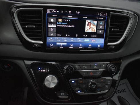 Used 2025 Chrysler Pacifica Select FWD image 25