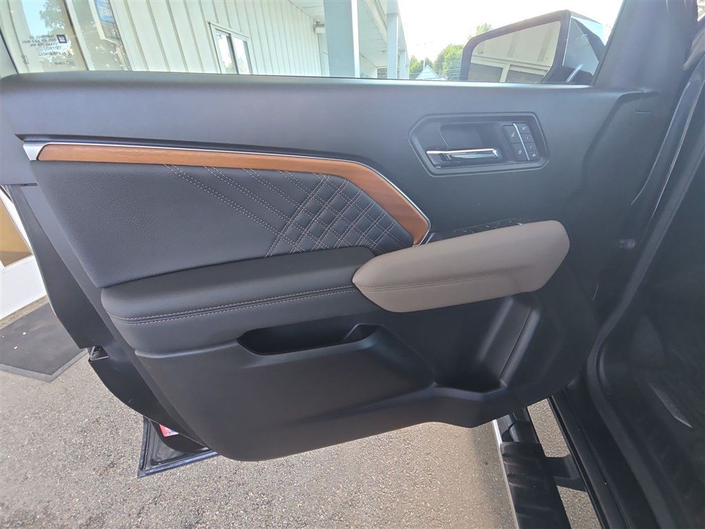 Used 2025 GMC Canyon Denali AWD/4WD image 22