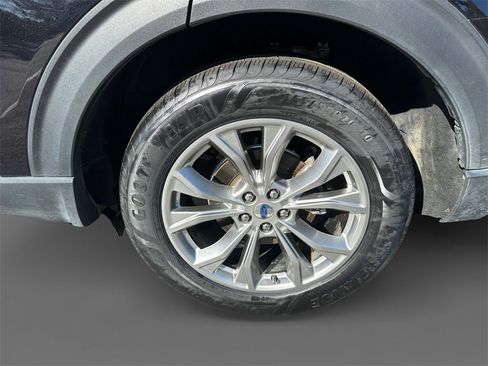 Used 2022 Ford Explorer XLT w/ Equipment Group 202A image 8